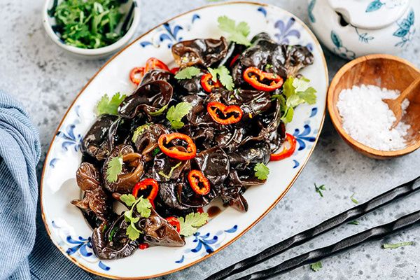 Античный баланс вкуса: салат с древесными грибами и кунжутным маслом