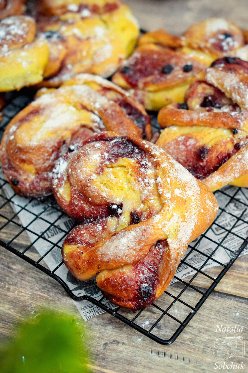 Сахарные плюшки с черничным джемом