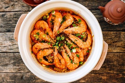 Как быстро приготовить креветки с чесноком в глиняном горшочке