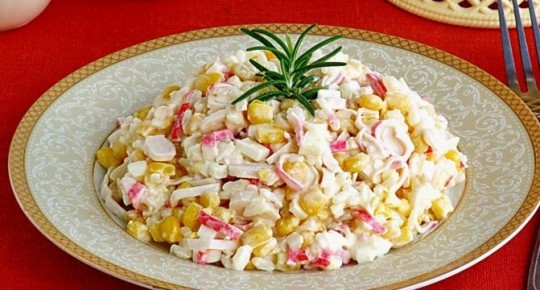 Как приготовить традиционный крабовый салат с кукурузой: простота и вкус в одном блюде