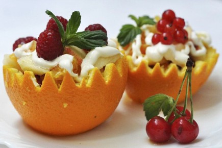 Фруктовый салат в апельсиновых чашечках: яркий акцент вашего праздничного стола