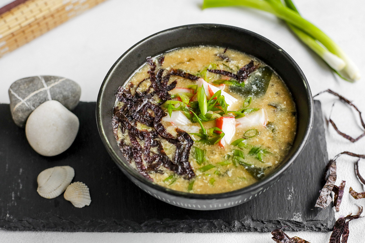 Насладитесь японским супом с крабовыми палочками и нори