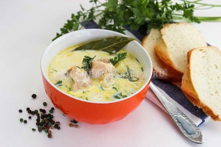 Рыбный суп с консервированной горбушей и сыром