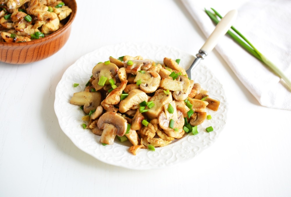 Простое и сытное блюдо для ужина: жареные шампиньоны с курицей
