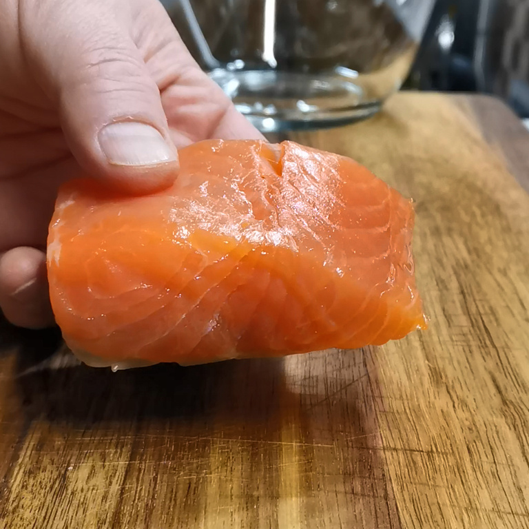 Нежный рыбный салат, который покорит ваших дам