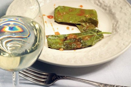 Сырная закуска: Сулугуни в виноградных листьях