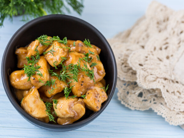 Сочные кусочки куриного филе в пикантном соусе: быстро и вкусно