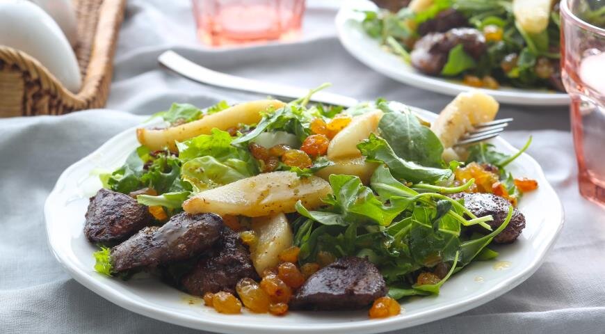 Теплый салат с куриной печенью и грушей