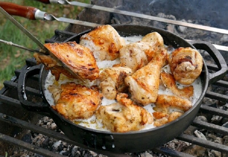 Нежный шашлык из курицы в сливочном соусе: так вкусно, что не оторваться