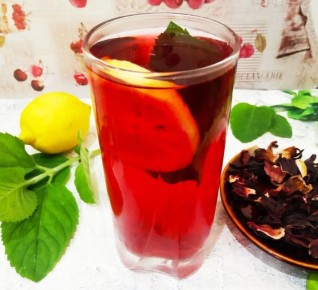 Освежающий напиток для жарких дней: каркаде, мята и лимон
