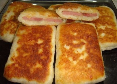 Сытные лепешки с ветчиной: легкий и быстрый рецепт