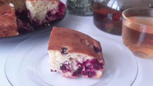 Вкус лета в любой момент: быстрый пирог с черной смородиной