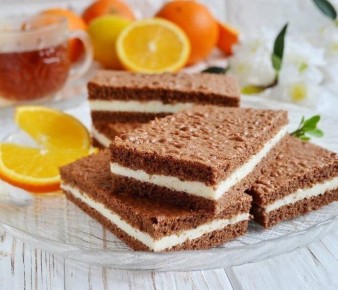 Нежное шоколадное пирожное с молочной начинкой