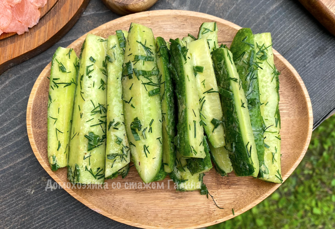 Простой рецепт хрустящих огурцов с зеленью для летнего стола