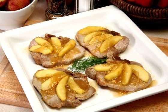 Вкусное асорти: запеченная индейка и свинина с яблоками