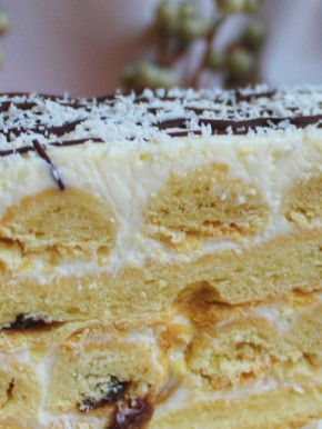 Возрождение вкусов 90-х: Как быстро приготовить бюджетный торт из сметаны и изюма