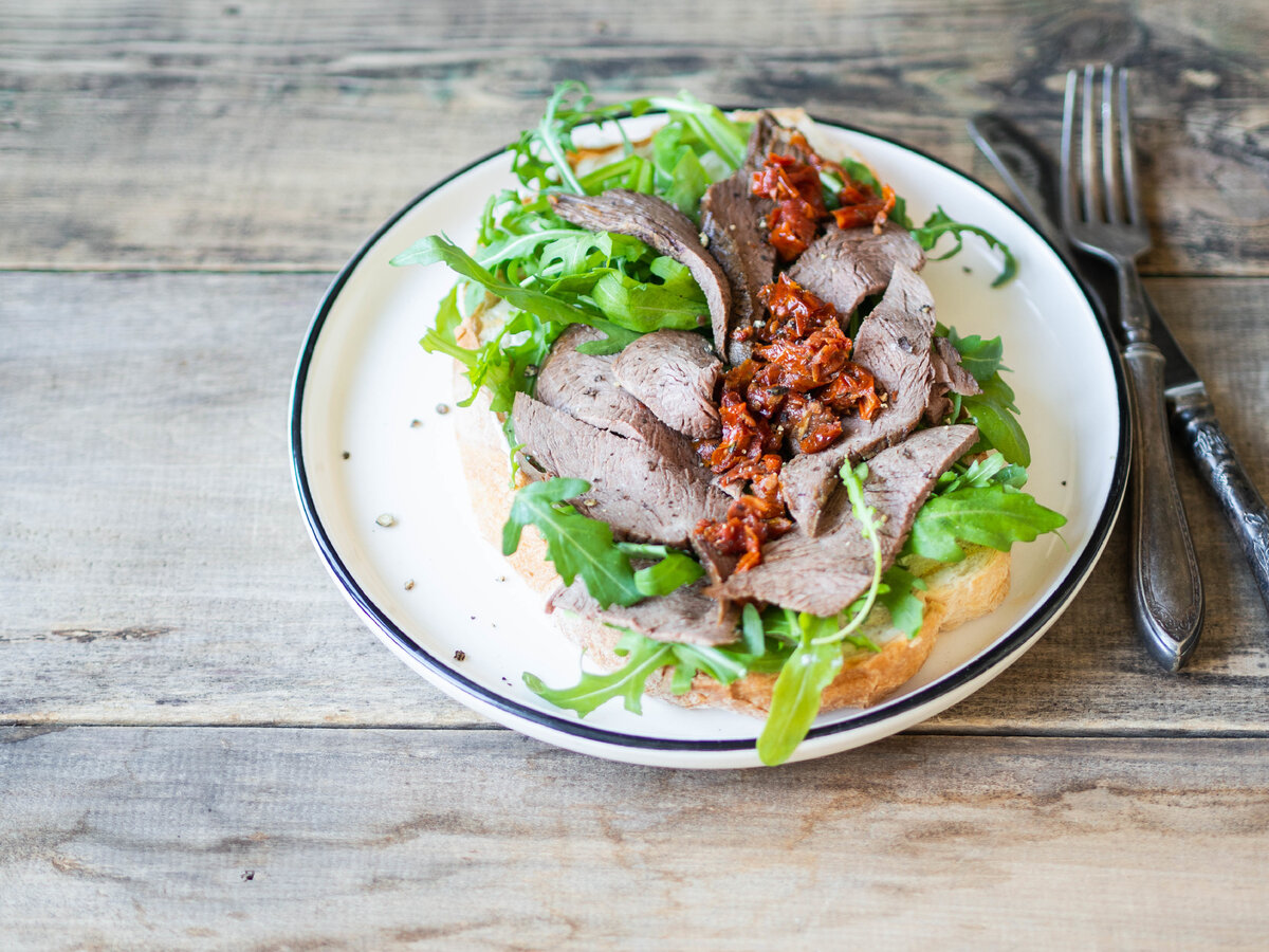 Брускетты с говяжьим языком: вкусный акцент на праздничном столе