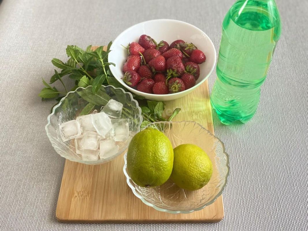Клубничный мохито без алкоголя