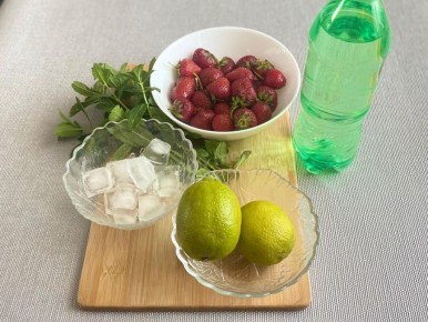 Клубничный мохито без алкоголя