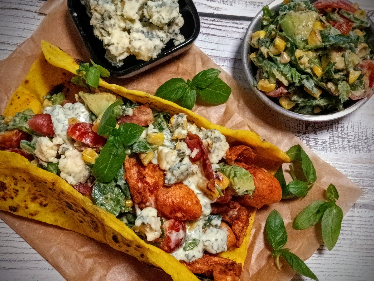 Вкусный наан с медовой курицей и кукурузным салатом