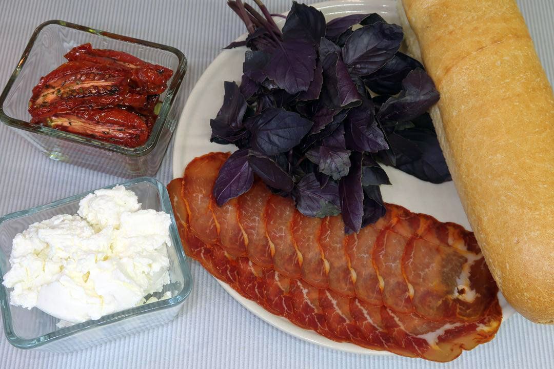 Итальянская закуска: брускетта с хамоном и вялеными помидорами