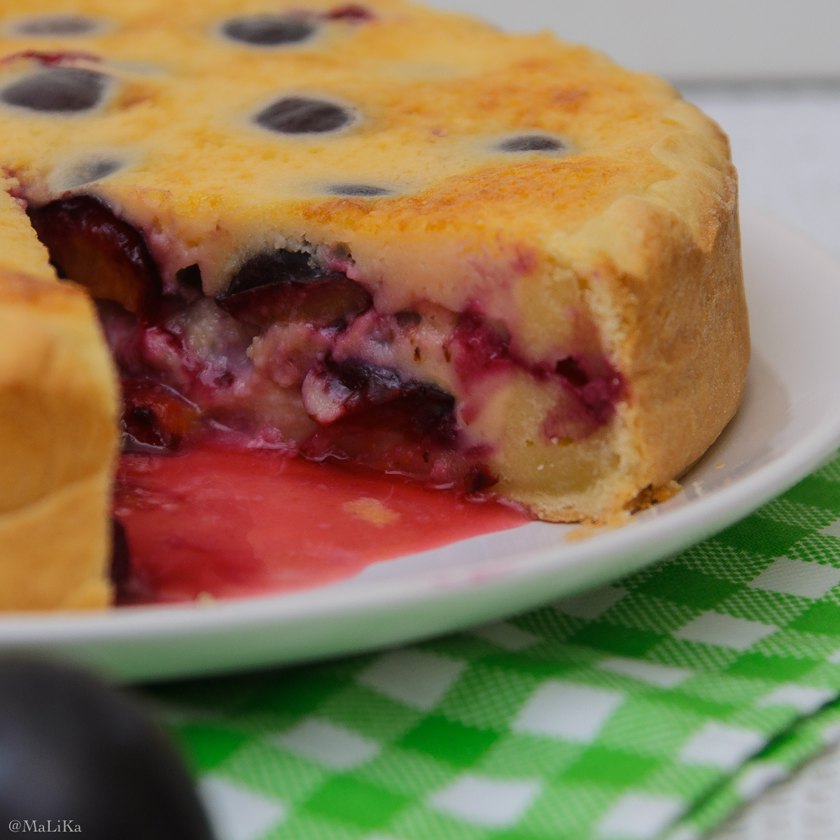 Трехслойный пирог со сливами: пошаговый рецепт для любителей выпечки