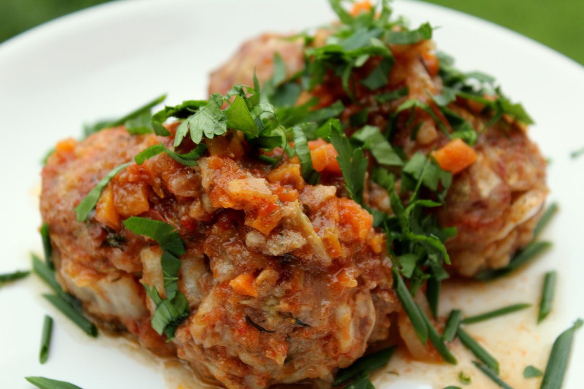 Ленивые голубцы с соусом: неожиданный способ насладиться любимым угощением