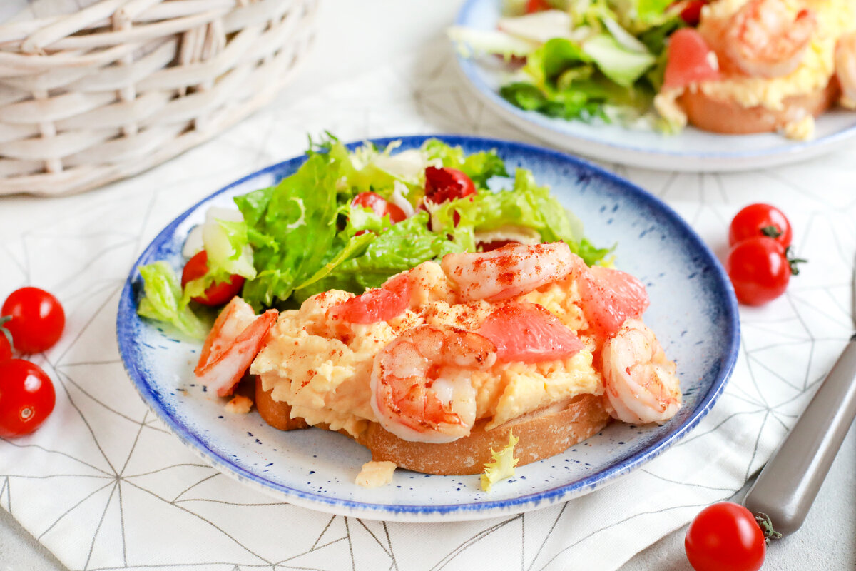 Сытный завтрак с креветками и грейпфрутом: идеальный старт дня