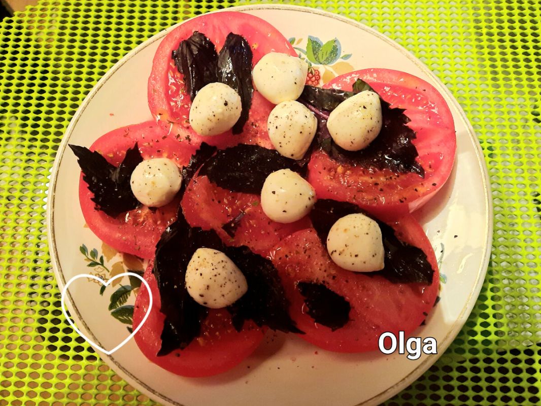 Летнее настроение: идеальный салат с помидорами, моцареллой и базиликом