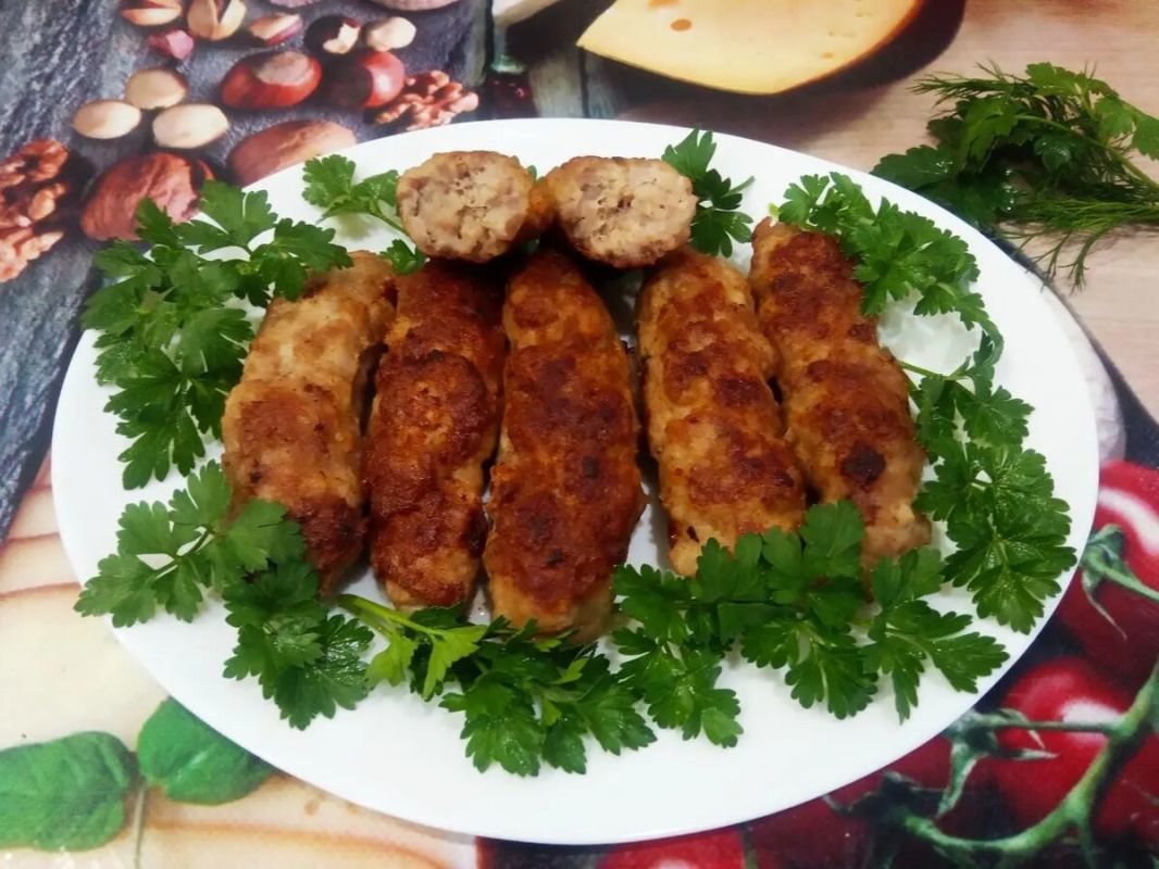 Ароматные свиные колбаски, обжаренные до золотистой корочки