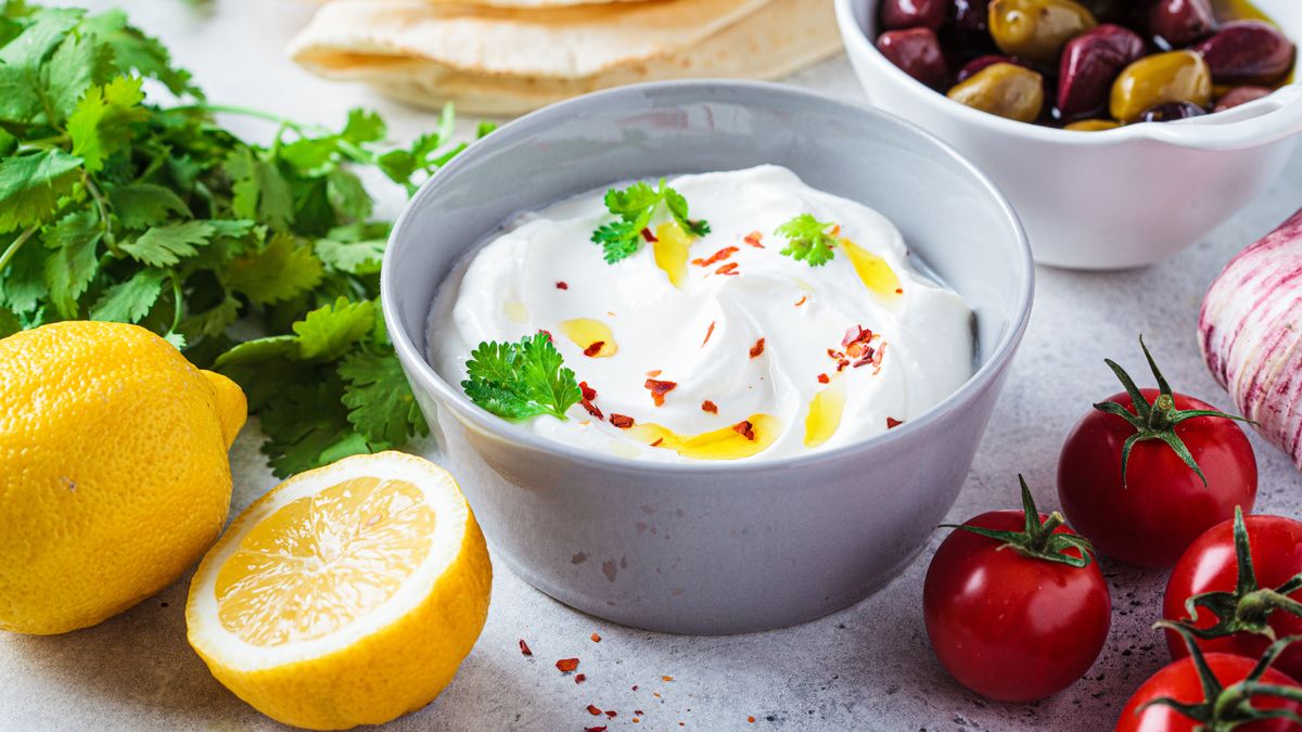 Наслаждайтесь вкусом: взбитый соус из феты для ваших блюд