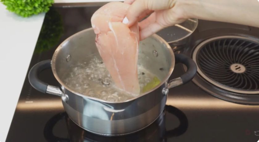 Как сварить куриное филе для салата, чтобы оно было нежным и ароматным