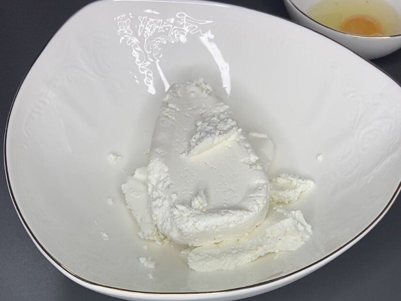 Ленивые вареники с нежным сметанным соусом: рецепт, который полюбит вся семья