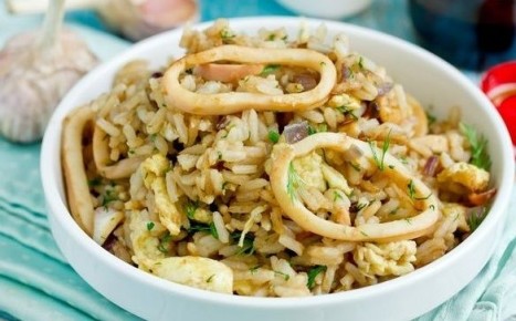 Вкусная находка: рис с кальмарами и яйцом в азиатском стиле