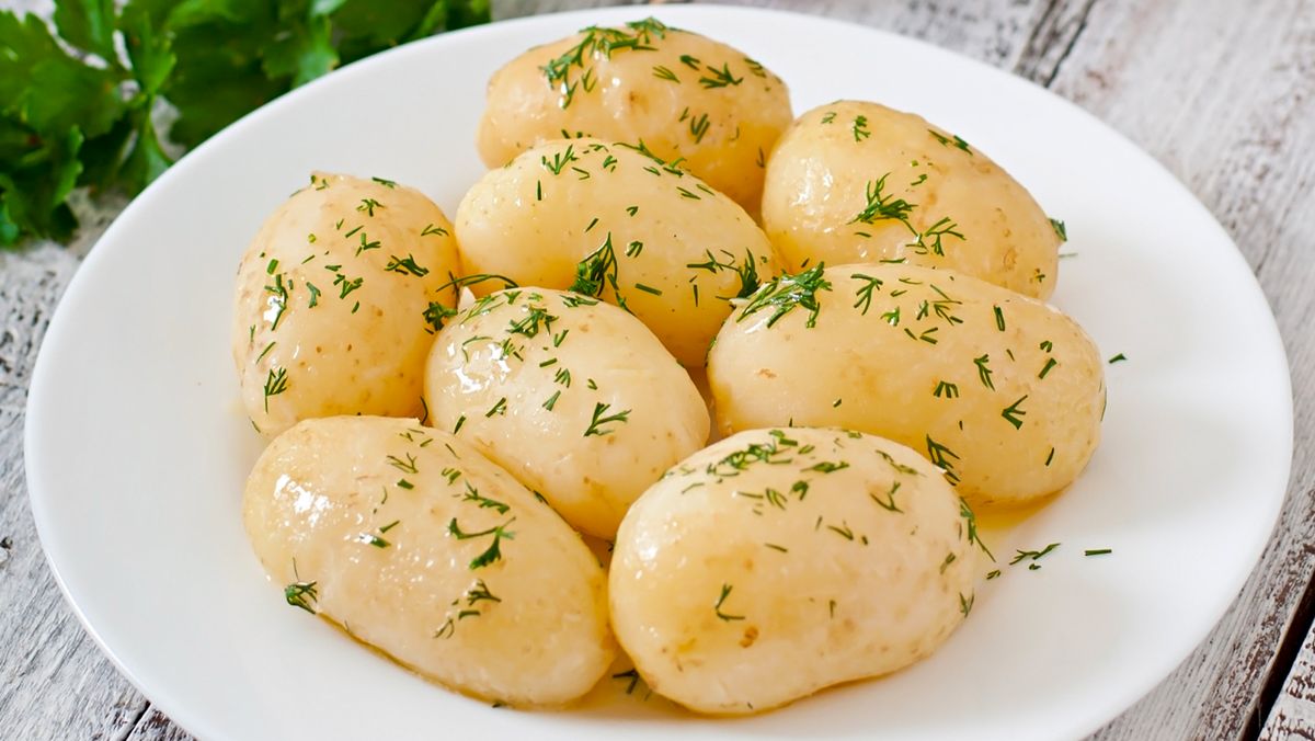 Как легко и быстро очистить вареный картофель от кожуры?