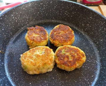 Кабачковые оладьи по-гречески: бюджетно и вкусно для всей семьи