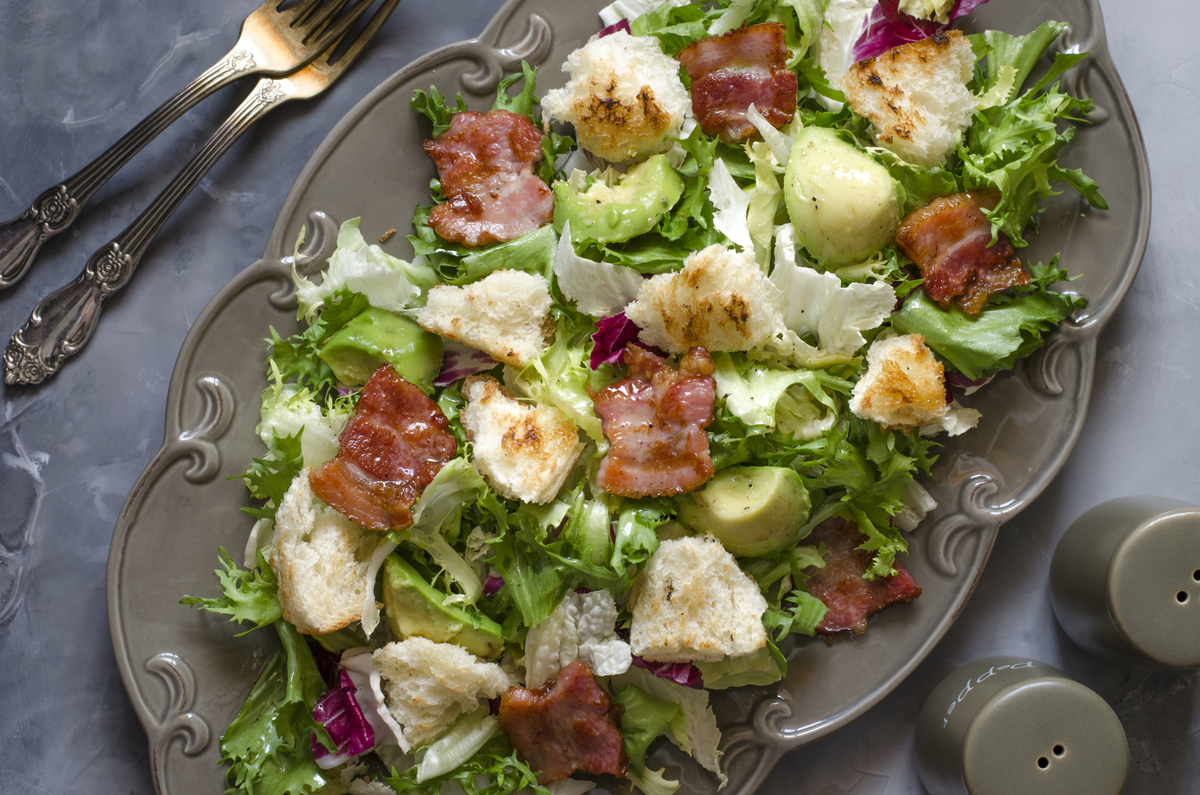 Салат с авокадо, беконом и сухариками: идеальный ужин за 30 минут