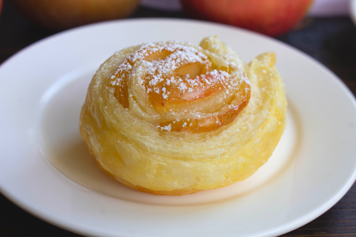 Слойки с яблоками из готового теста