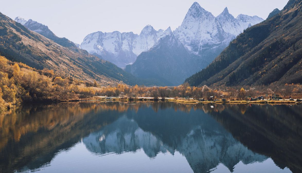 Тайны туманного озера: Древний водоем в сердце Домбая