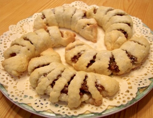 Нежное яблочное курабье: Турецкое лакомство с орехами и корицей