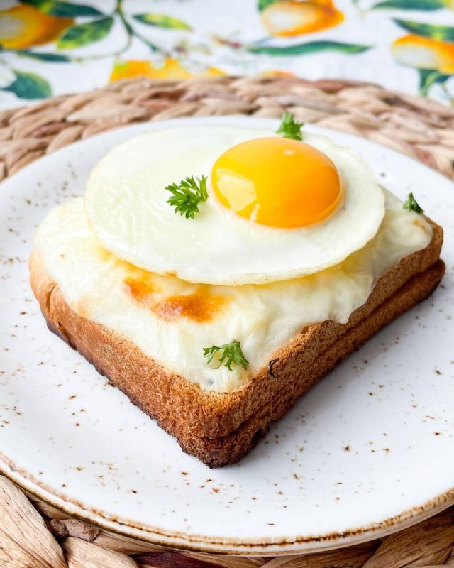 Сэндвич крок-мадам