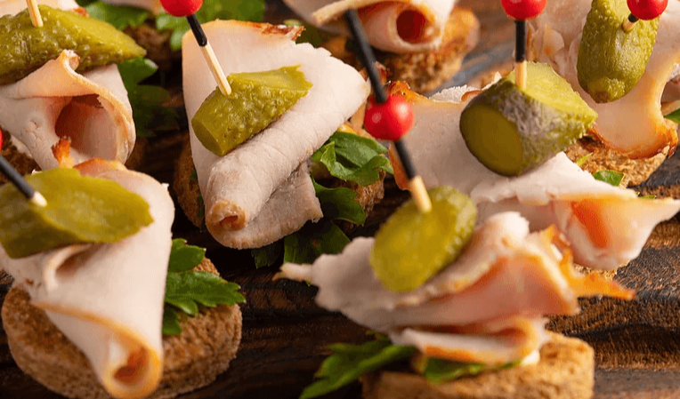 Яркие идеи для мясных канапе на праздничный стол