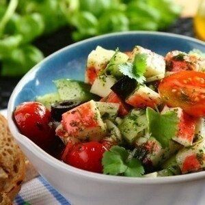 Легкий диетический салат с крабовыми палочками