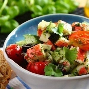 Легкий диетический салат с крабовыми палочками