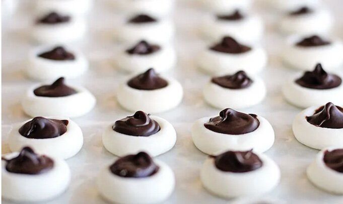 Мятные конфеты с шоколадной начинкой: идеальный десерт для праздника