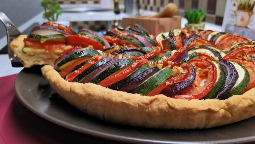 Выразительный пирог за считанные минуты: как быстро подготовить открытый овощной шедевр