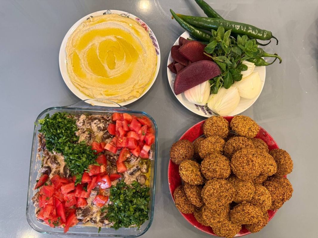 Фуль с йогуртом и тахини