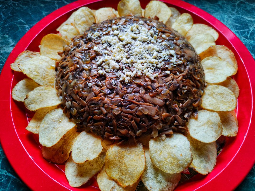 Новый взгляд на салат «Подсолнух»: как обойтись без маслин и удивить всех