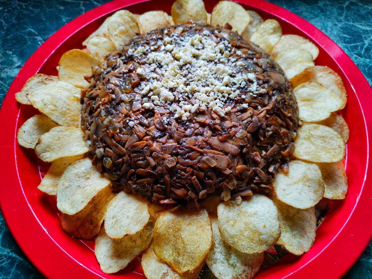 Новый взгляд на салат «Подсолнух»: как обойтись без маслин и удивить всех