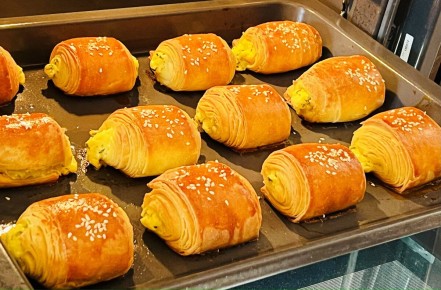 Слоёные чудеса: слойки на кефире с сырной начинкой на ужин